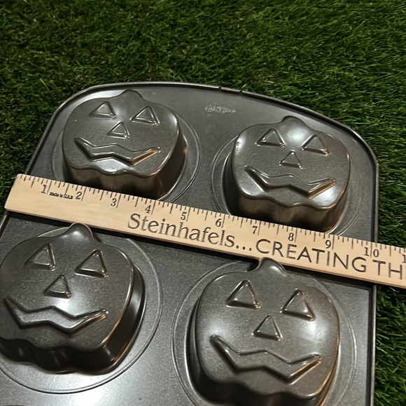 Wilton 6 count Halloween - Pumpkin - Muffin Or Mini Cake Pan - Picture 4 of 5